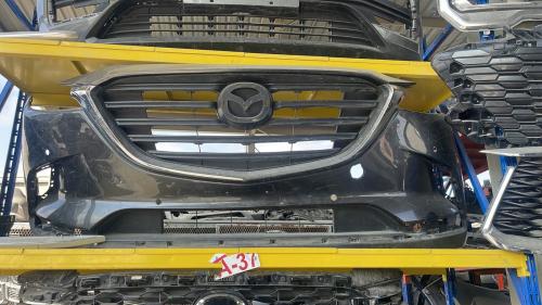 صدام أمامي مع الشبك سيارة مازدا CX9 موديل 2022