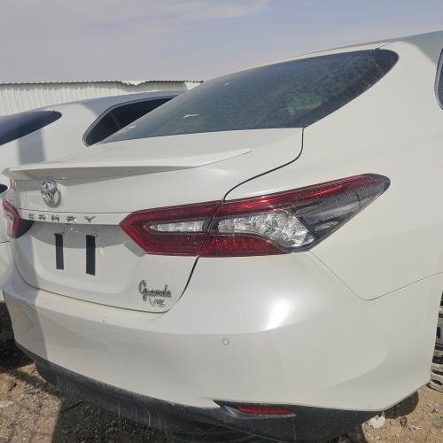 خلفية كامري ابيض لؤلؤي تويوتا كامري 2024
