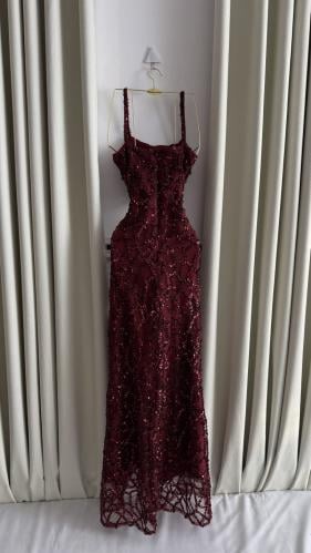 فستان سهرة عنابي طويل بحمالات رفيعة مطرّز بالكامل...