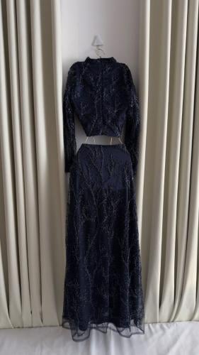 فستان سهرة كحلي قطعتين مطرّز بالكامل بالخرز اللامع...