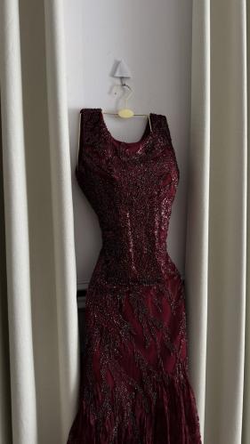 فستان سهرة عنابي طويل مطرّز بالكامل بقصّة واسعة فا...