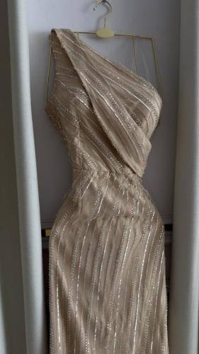 فستان سهرة شامبين طويل كتف واحد لامع بقصّة ضيّقة ر...