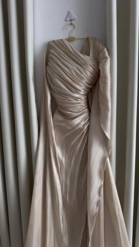 فستان سهرة بيج طويل بكتف واحد بطيات انسيابية مع كا...