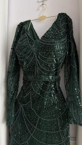 فستان سهرة أخضر زمردي طويل مطرز بالكامل بالخرز بقص...