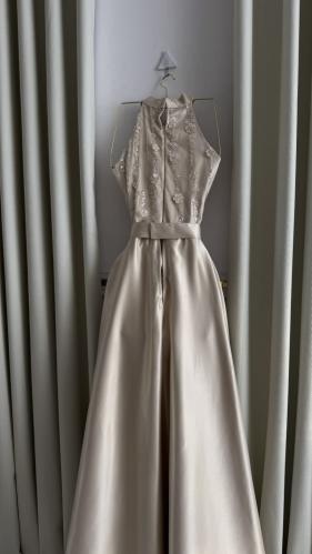 فستان سهرة شمبين طويل هالتر مطرز بالكامل بقصة واسع...