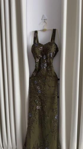 فستان سهرة زيتي طويل بحمالات عريضة مطرّز بالكامل ب...