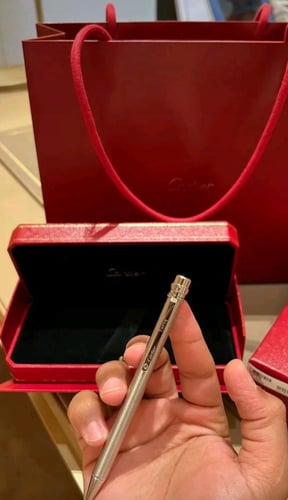 قلم فاخر كارتير محفور بالاسمة