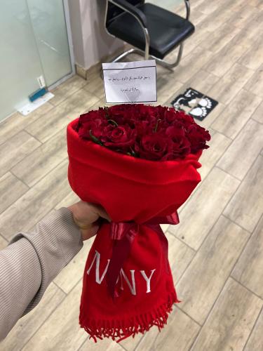 سكارف ميكاسا مع باقة ورد