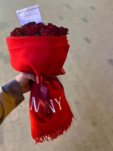 سكارف ميكاسا مع باقة ورد