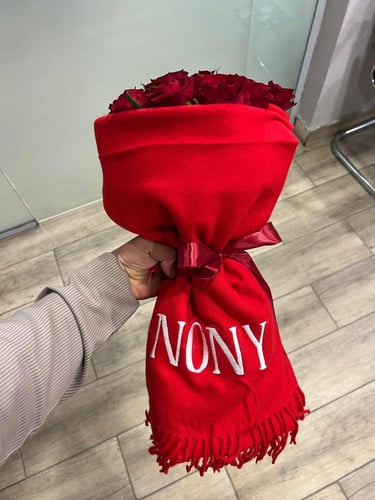 سكارف ميكاسا مع باقة ورد