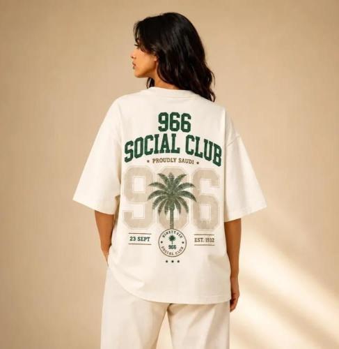 تيشرت أبيض بتصميم 966 Social Club – Proudly Saudi