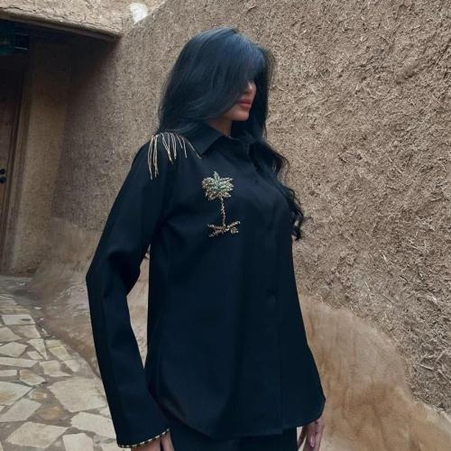 قميص نسائي أسود بتطريز نخلة وزخارف تراثية