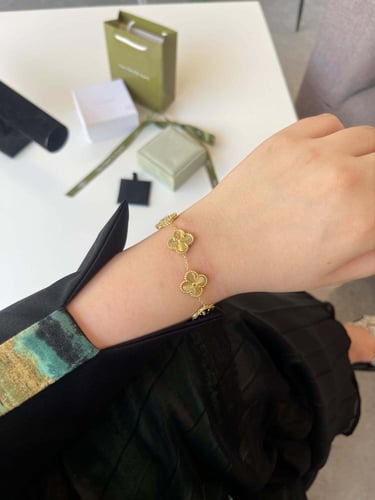 اسواره فان كليف نسائي