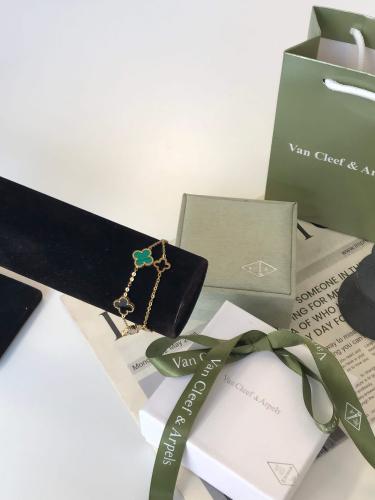 اسواره فان كليف نسائي