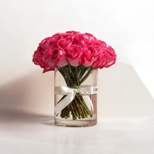 فازة الجوري الفوشي النابضة بالحياة