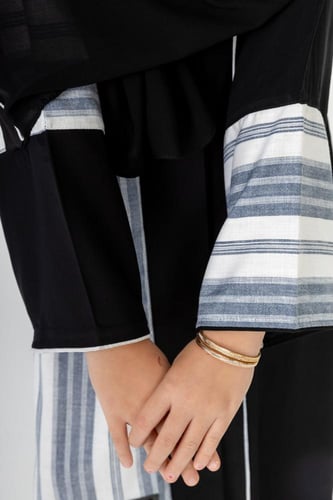 عباية بناتي باللونين الأسود والابيض