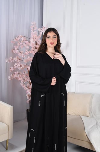 عباية بملمس حرير انسيابيه نص كلوش