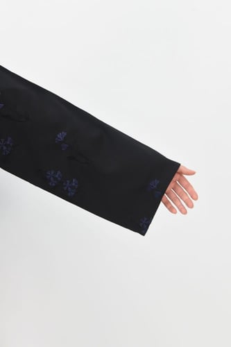 عباية انيقة مزينة بتطريز كحلي على الاكمام