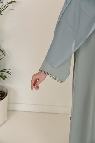 عباية بلون اخضر فاتح أنيقة بتفاصيل لوكسة على الحوا...