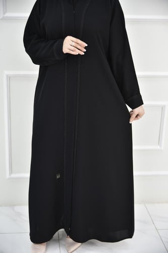 عباية ناعمة بتفاصيل كلفة على القفلة والاكمام