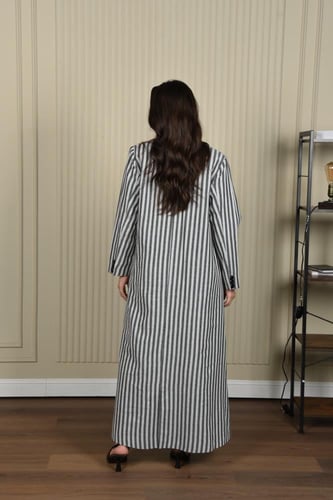 عباية بليزر مقلمة بالأبيض والأسود