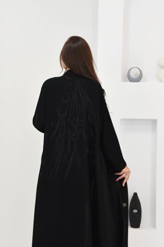 عباية كريب بتطريزات ساحرة