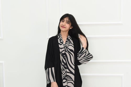 عبايه بناتي لف بقماش كلاريج بتفاصيل ملونة