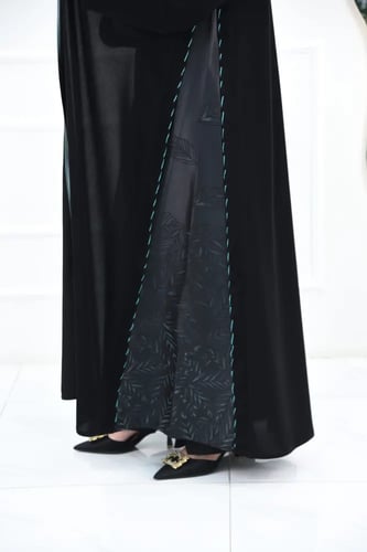 عباية ملكي بجاكار جانبي ولمسة تيفاني