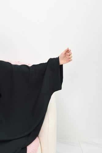 عباية بناتي بشت بلون زيتي غامق قماش مقلم