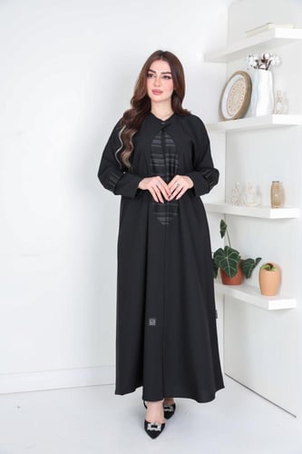 عباية كريب أنيقة مزينة بقماش مقلم
