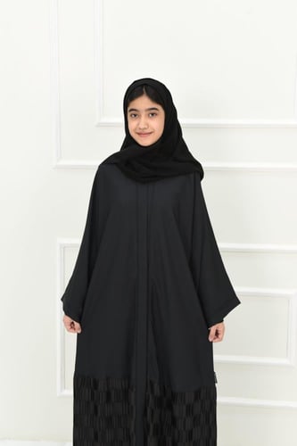 عباية بناتي بتفاصيل كسرات في الجزء السفلي