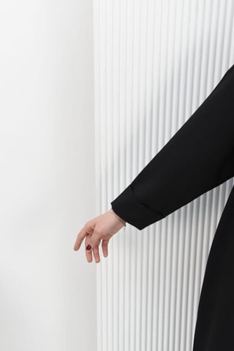 عباية كريب بتطريز من جهة واحدة