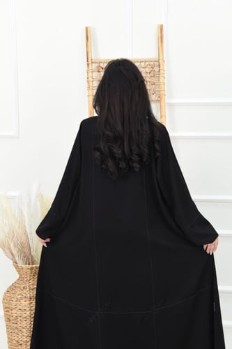 عباية بتصميم يجمع بين القيطان والتطريز
