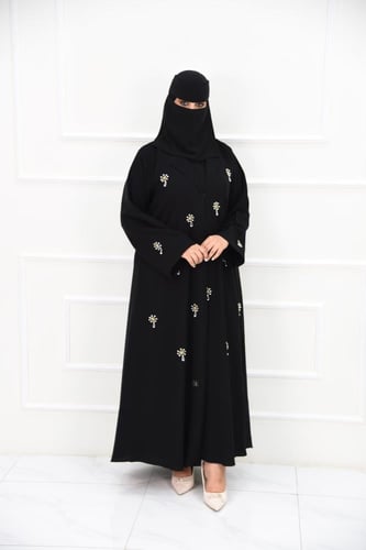عباية كريب مرصعة بالفصوص الذهبية والكريستال