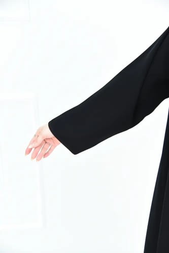 عباية عملية بسحاب وقصة طائرة على الصدر