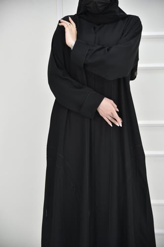 عباية كريب كاجوال مزينة بخطوط قيطان