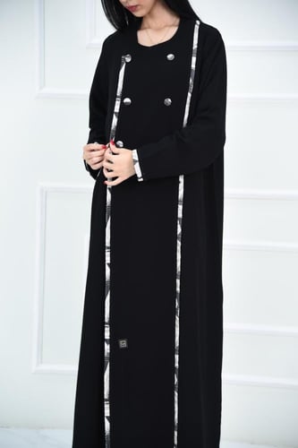 عباية كريب بخطوط ملونة وأزرار قماشية أنيقة