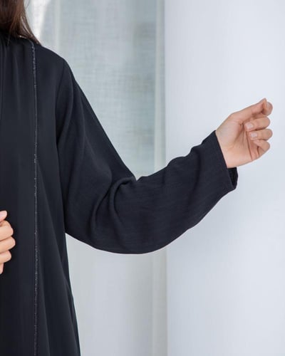 عباية مزينة بأشرطة الكريستال وبياقة مثنية