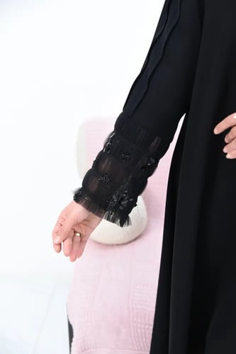 عباية مزينة بقيطان وبروش وأكمام تل مطرز اسود