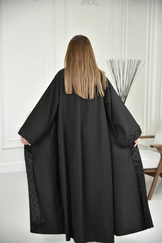 عباية كريب بياقة مطرزة وأكمام فريدة