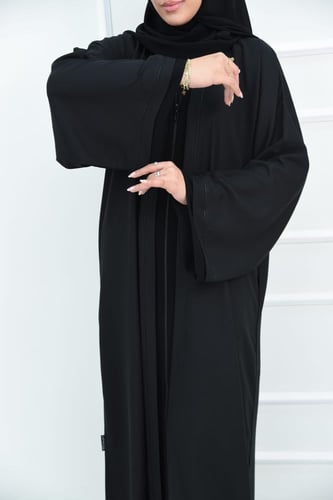 عباية كريب لفتة بسحاب بتفاصيل ملكية مع جيوب مخفية