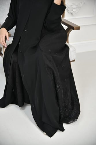 عباية نص كلوش مزينة بدانتيل على الجوانب