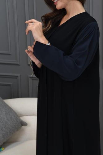 عباية بتصميم متناغم من اللونين الأسود والنيلي الدا...