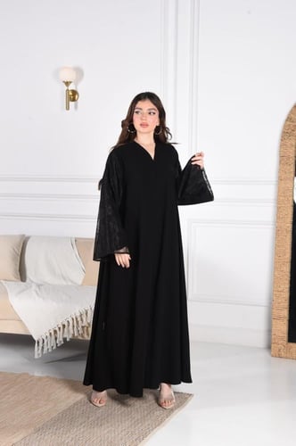 عباية ملكي بأكمام من الدانتيل الأنيق