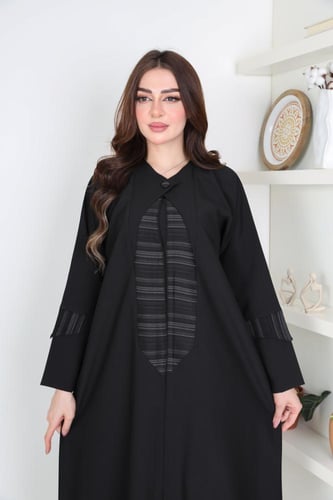 عباية كريب أنيقة مزينة بقماش مقلم