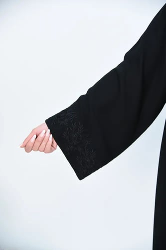 عباية حرير نواعم سوداء بتطريز ورود