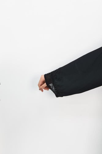 عباية سوداء مبطنة بقماش بلون تركواز مع تفاصيل مطرز...