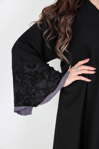 عباية كريب بأكمام مفتوحة