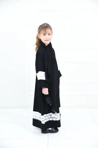 عباية بناتي كاجوال سوداء نص كلوش بدانتيل أبيض تركي