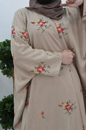 عباية شتوية بشت بلون بيج بتطريز انيق